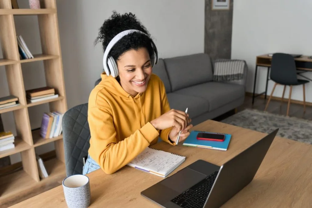 Brasileira estudando espanhol online no exterior